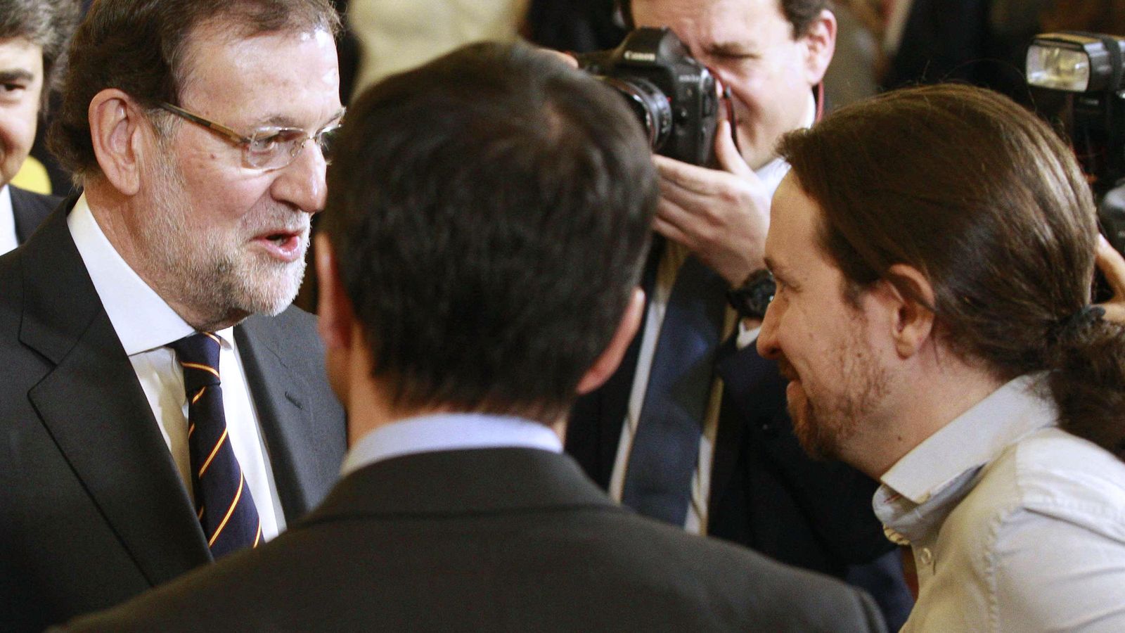 Foto: Mariano Rajoy conversa con el líder de Podemos, Pablo Iglesias, y el de UPyD, Andrés Herzog, en el Congreso de los Diputados. (EFE)