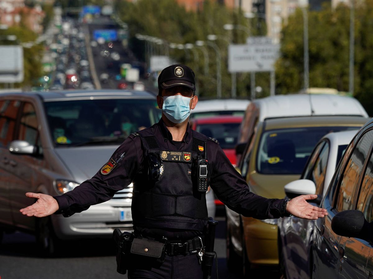 Foto: Un agente de Policía gesticula en un control de tráfico en Madrid (REUTERS)