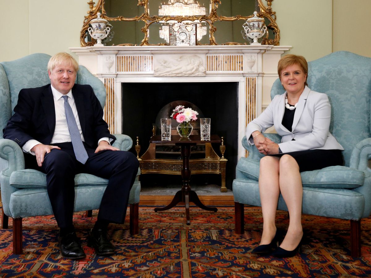 Foto: El primer ministro británico, Boris Johnson, junto a la ministra principal de Escocia, Nicola Sturgeon. (Reuters)