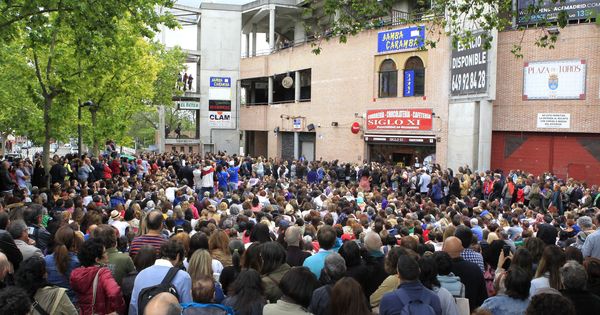 Foto: Centenares de asistentes protestan ante la cubierta de la Plaza de Toros de Leganés tras la cancelación sin aviso previo del Being One Forum. (EFE)