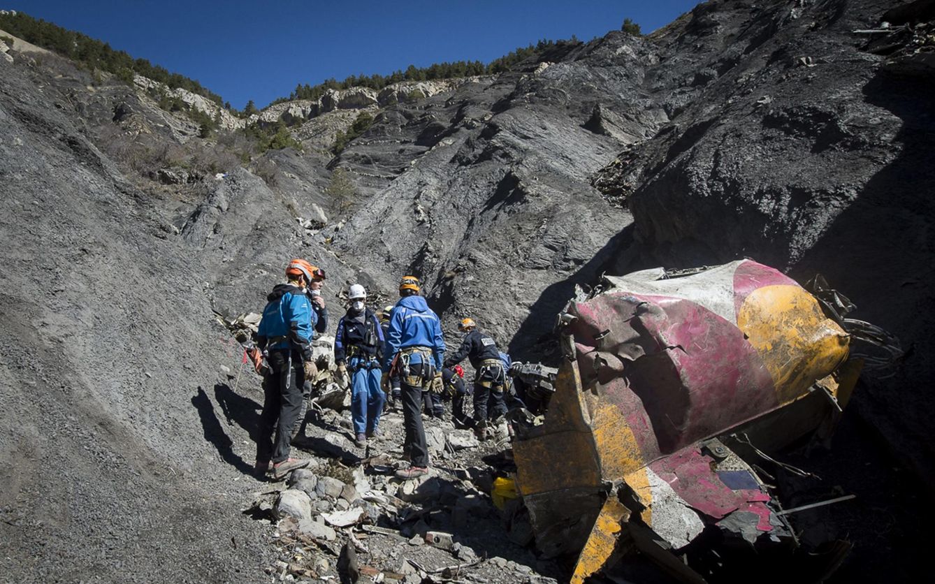 Equipos de rescate e investigadores trabajan en el lugar del accidente de Germanwings, a finales de marzo de 2015 (Ministerio del Interior de Francia/Reuters) 