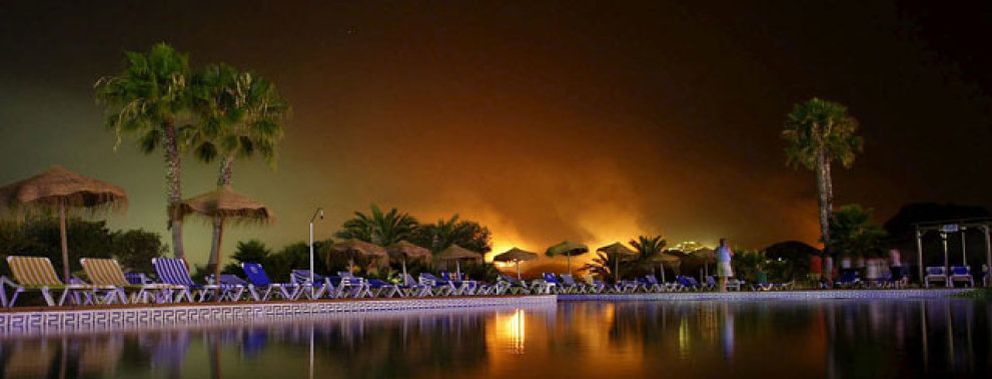 Foto: Las llamas obligan a desalojar a unas 1.500 personas de urbanizaciones en el oeste de Mojácar
