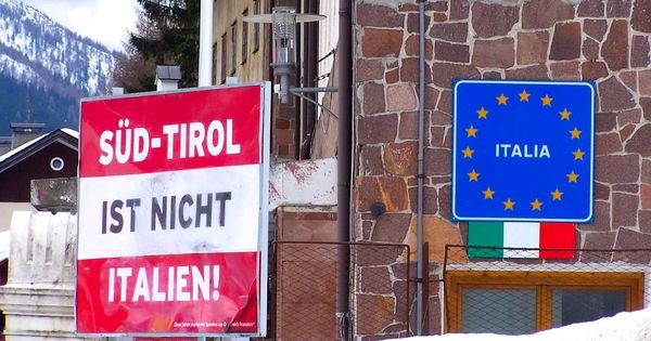 Foto: Cartel pro-independencia del Tirol del Sur en la frontera entre Italia y Austria