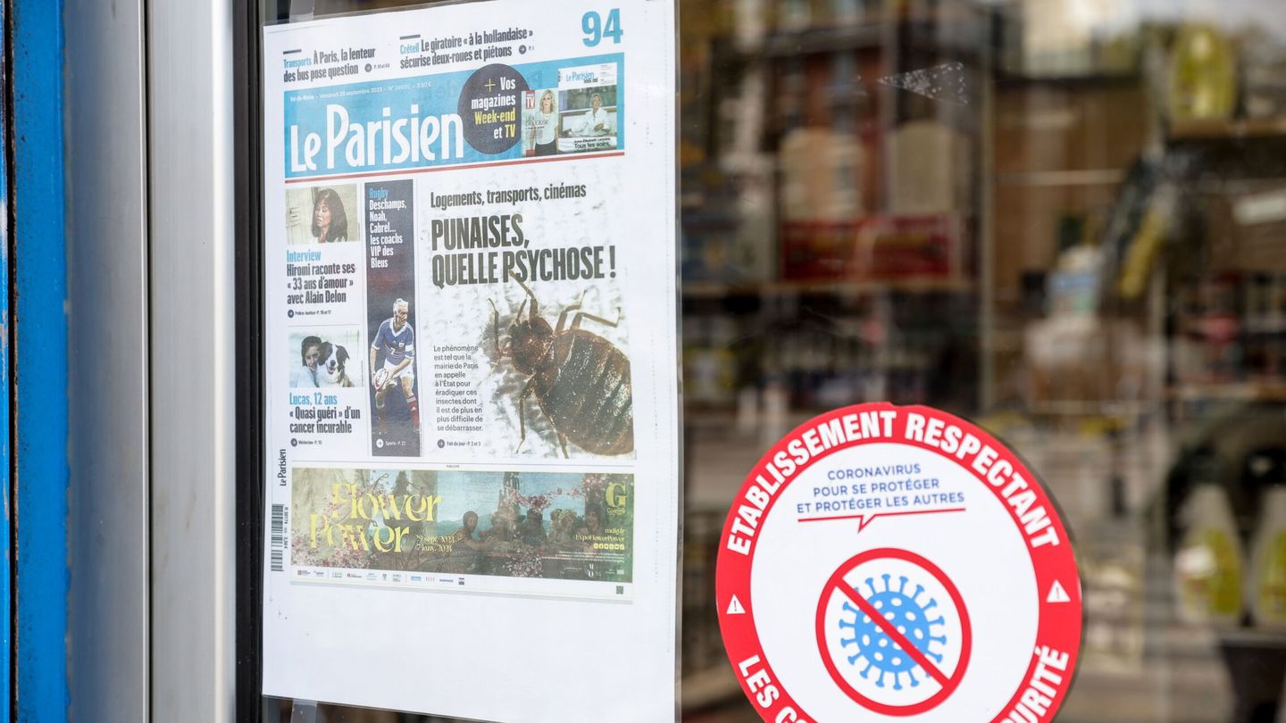 Un periódico local de París recoge la noticia sobre la plaga de chinches en Francia. (EFE/Teresa Suarez)