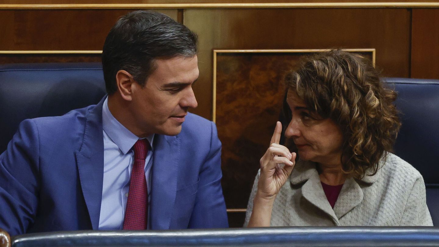 Pedro Sánchez, presidente del Gobierno, con María Jesús Montero, ministra de Hacienda. (EFE)
