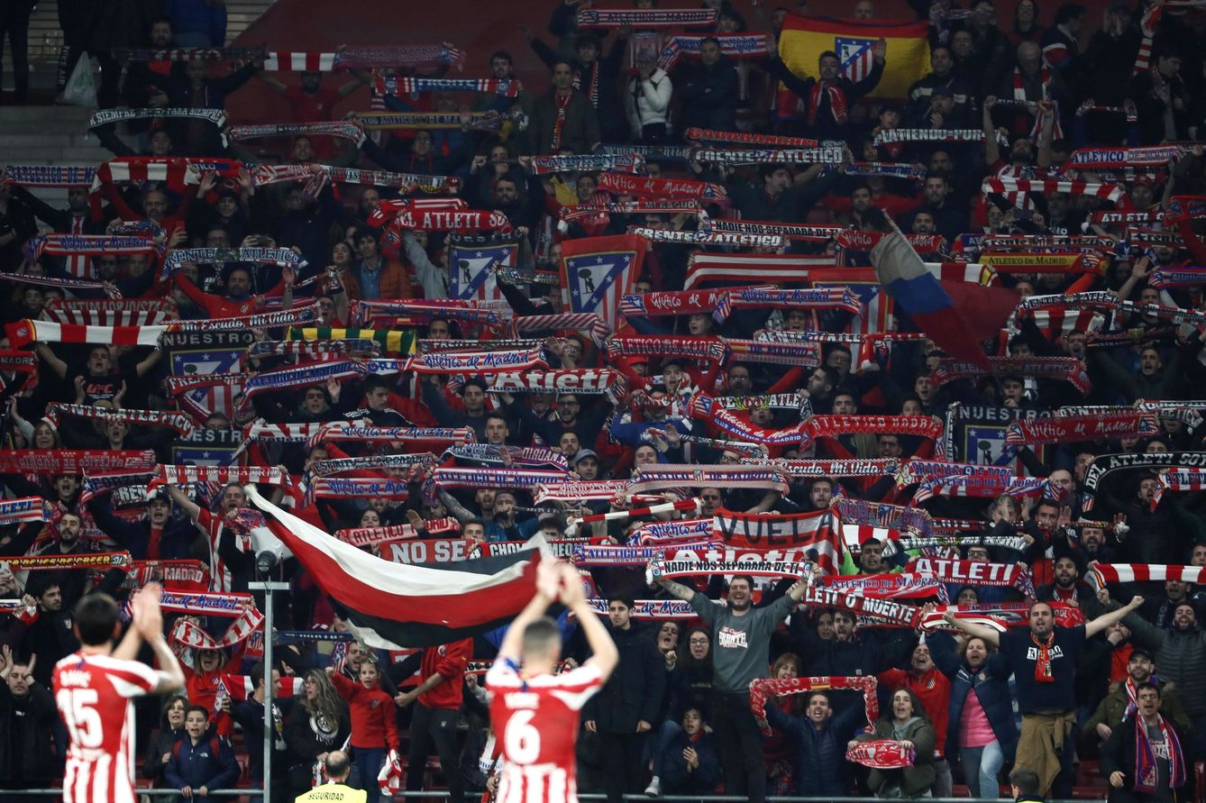 Los jugadores del Atlético agradecen el apoyo de la afición tras un partido contra el Villarreal. (EFE)
