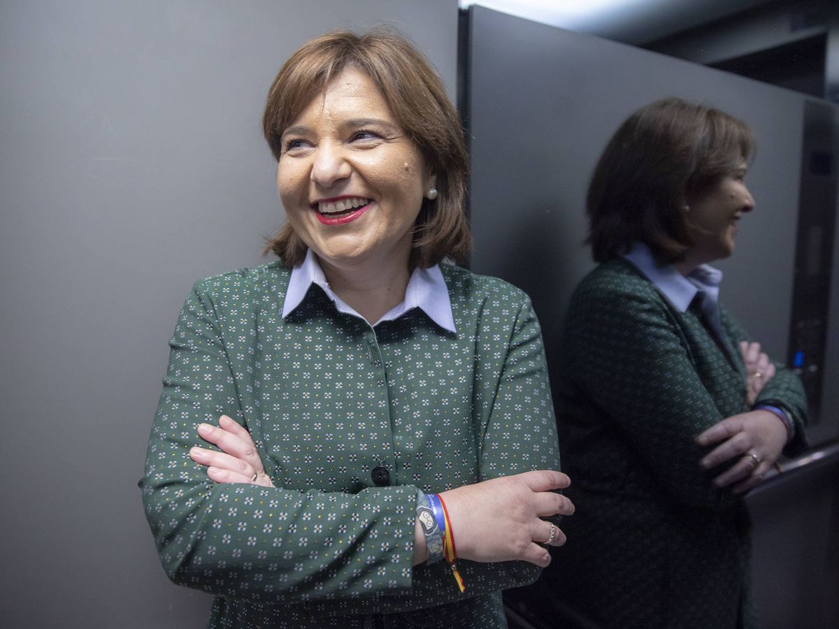 Foto: Isabel Bonig, en el ascensor que conduce a la sede del PP en Valencia. (Marga Ferrer)