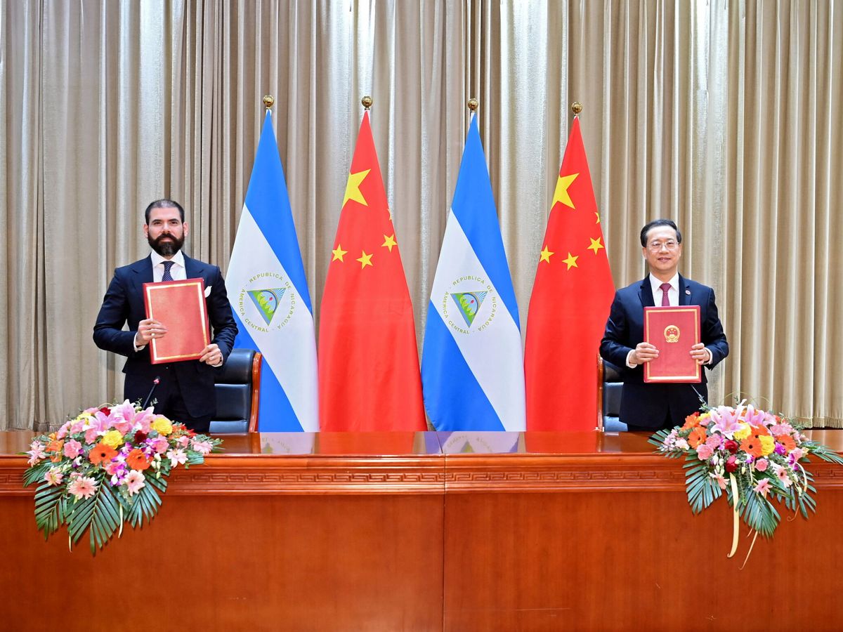 Foto: El viceministro de Relaciones Exteriores de China, Ma Zhaoxu, y el representante de Nicaragua, Laureano Ortega, durante la reanudación de las relaciones diplomáticas este 10 de diciembre. (Reuters/Xinhua/Yue Yuewei)