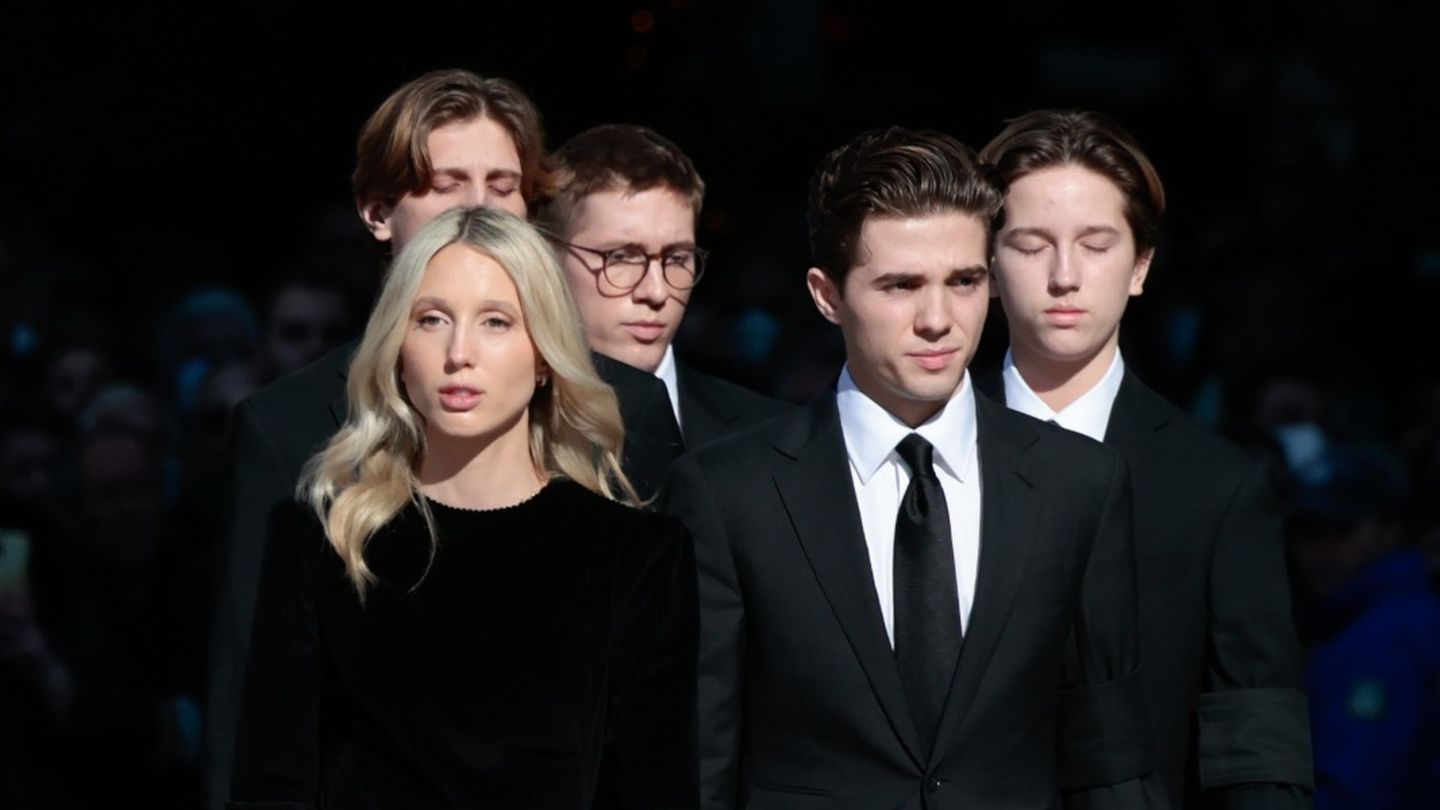 Imagen de los hijos de Marie Chantal y Pablo de Grecia llegando al funeral de su abuelo. (Gtres)