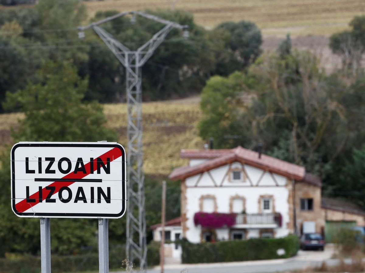 Foto: Un cartel marca la salida de Lizoáin, el municipio más cercano al epicentro de los terremotos. (EFE)