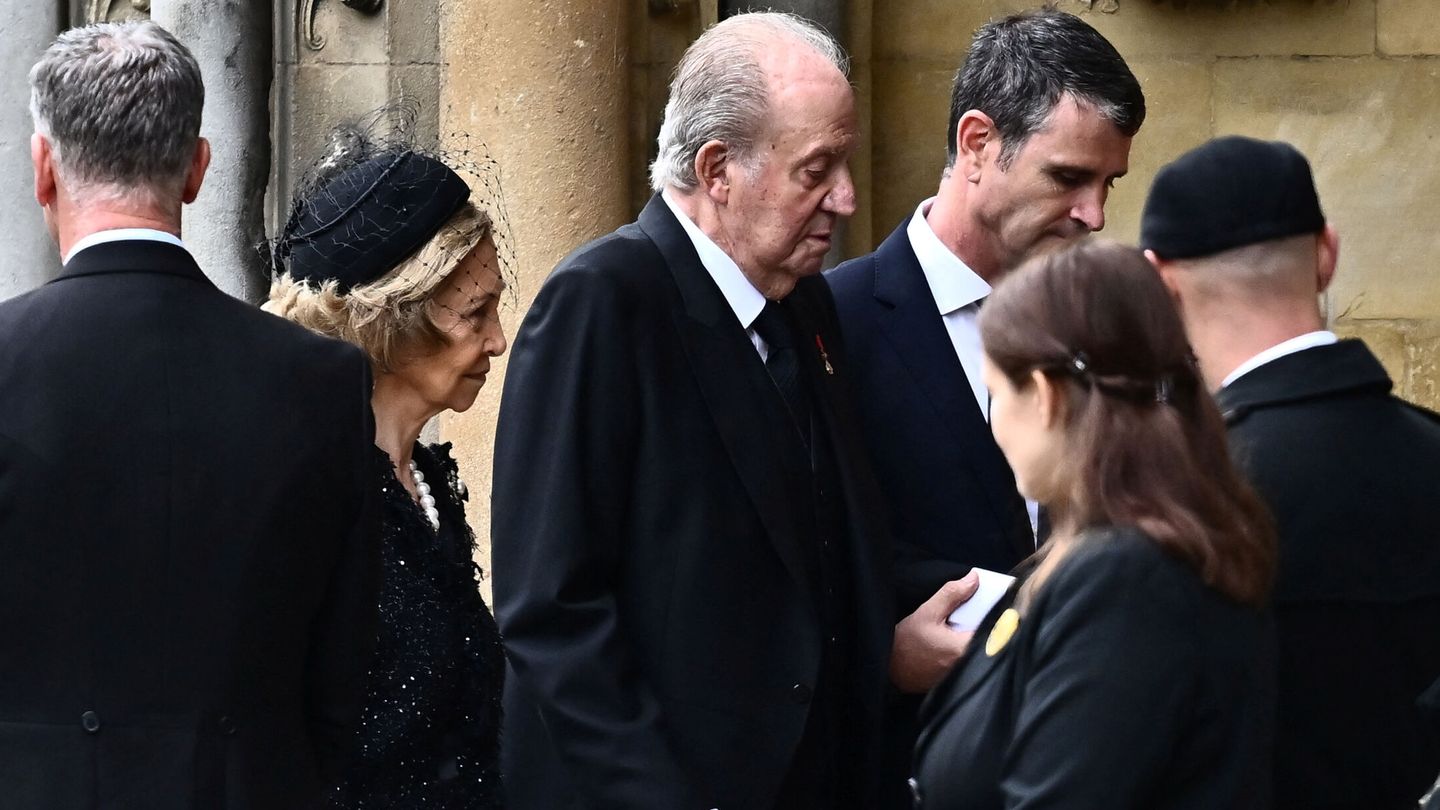 El rey Juan Carlos y la reina Sofía, a su llegada a la abadía. (Reuters)