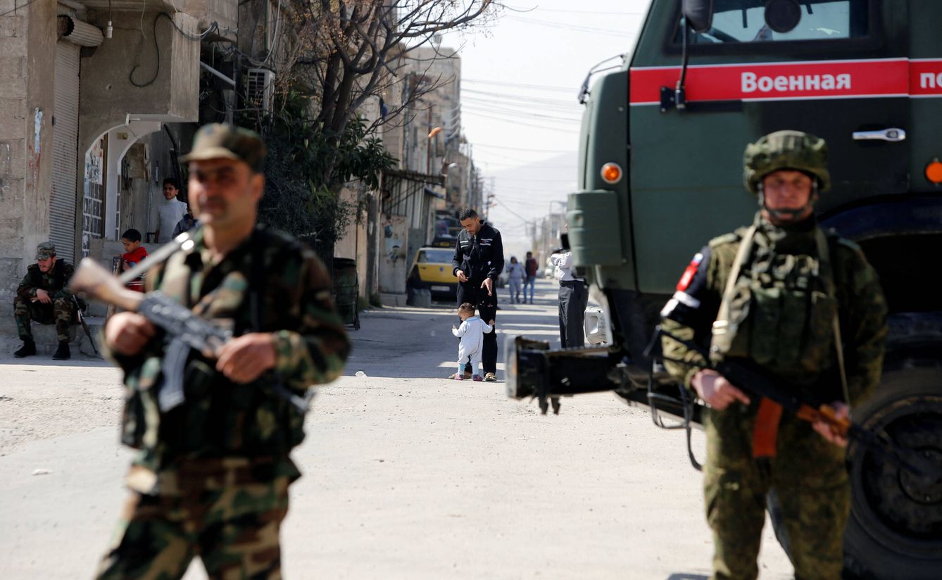 Soldados rusos y del régimen sirio en un check-point en el campo de Wafideen, Damasco. (Reuters)