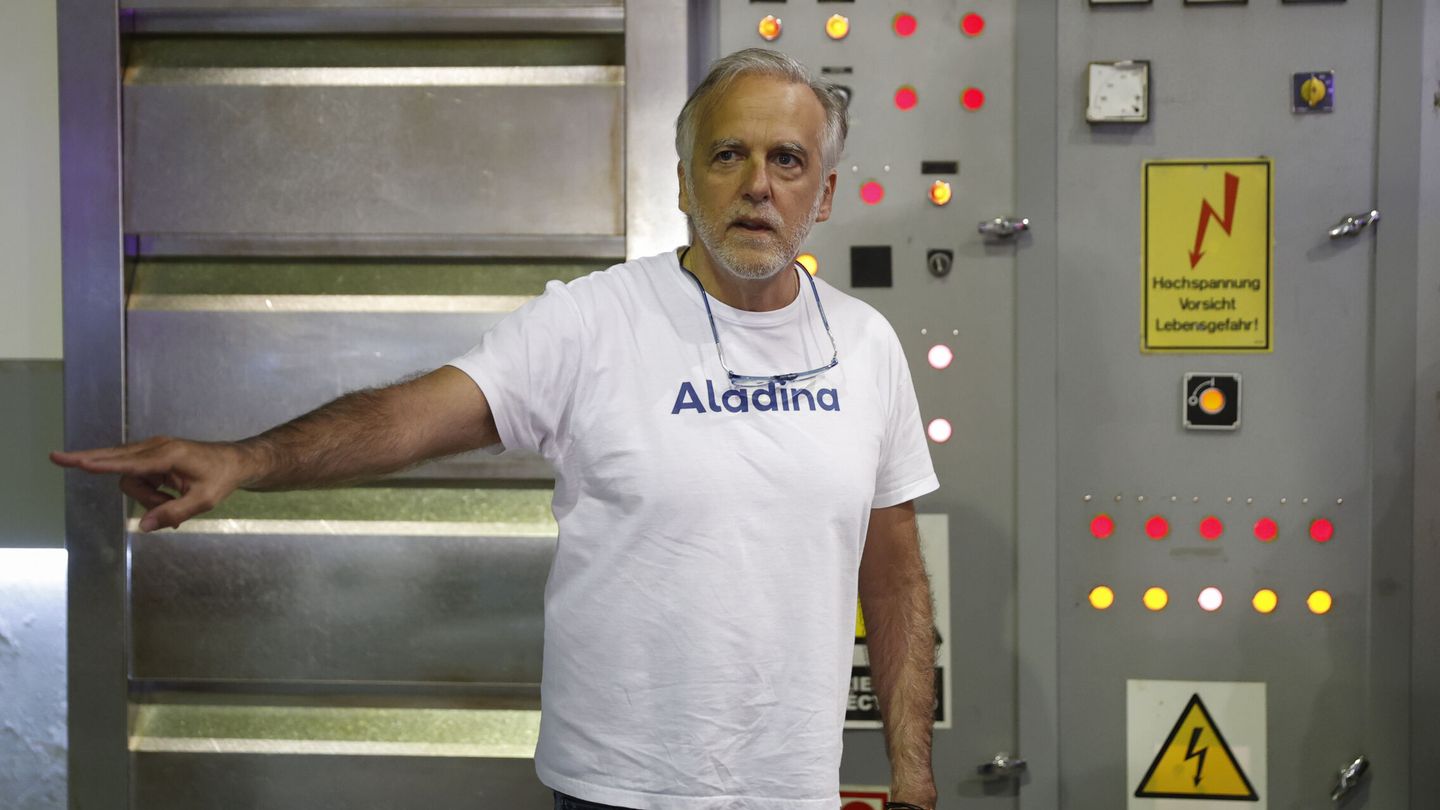 Paco Arango, durante el rodaje de la película con camiseta de Aladina. (EFE/Mariscal)