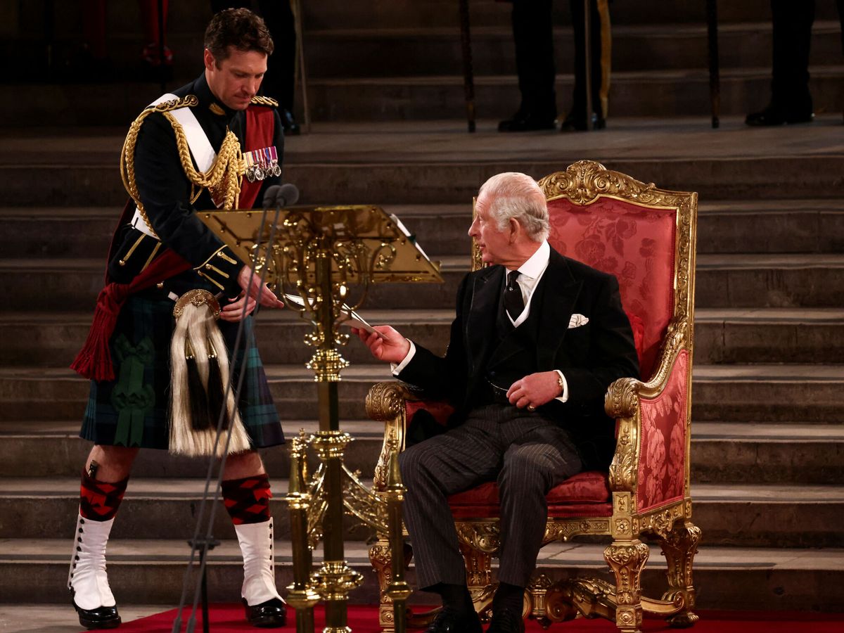 Foto: El Major Johnny, junto al nuevo rey Carlos III. (Reuters/Pool/Henry Nicholls)