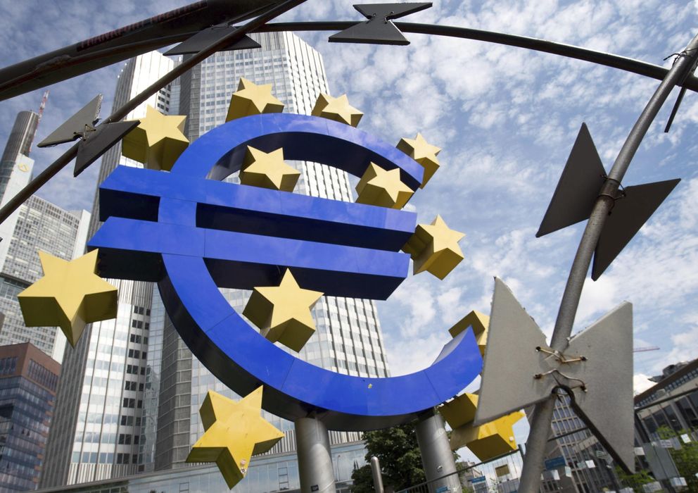 Foto: Vista de la escultura con el logo del euro que decora los alrededores de la sede del BCE. (EFE)