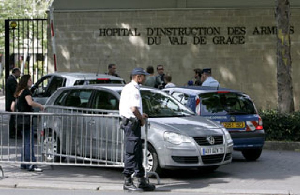 Foto: Sarkozy sale del hospital donde fue ingresado ayer tras sufrir una lipotimia