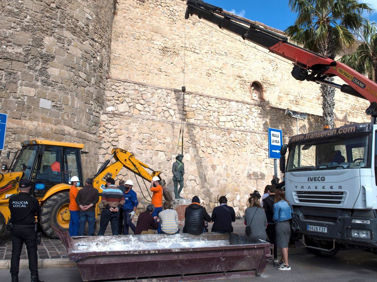 Foto: Retiran la última estatua de Franco presente en una vía pública. (EFE)