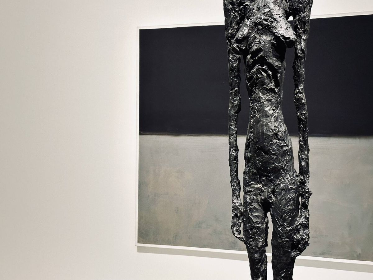 Foto: 'Grande femme III', de Alberto Giacometti 1960; y al fondo, 'Untitled', de Mark Rothko. 1969. Fondation Louis Vuitton.