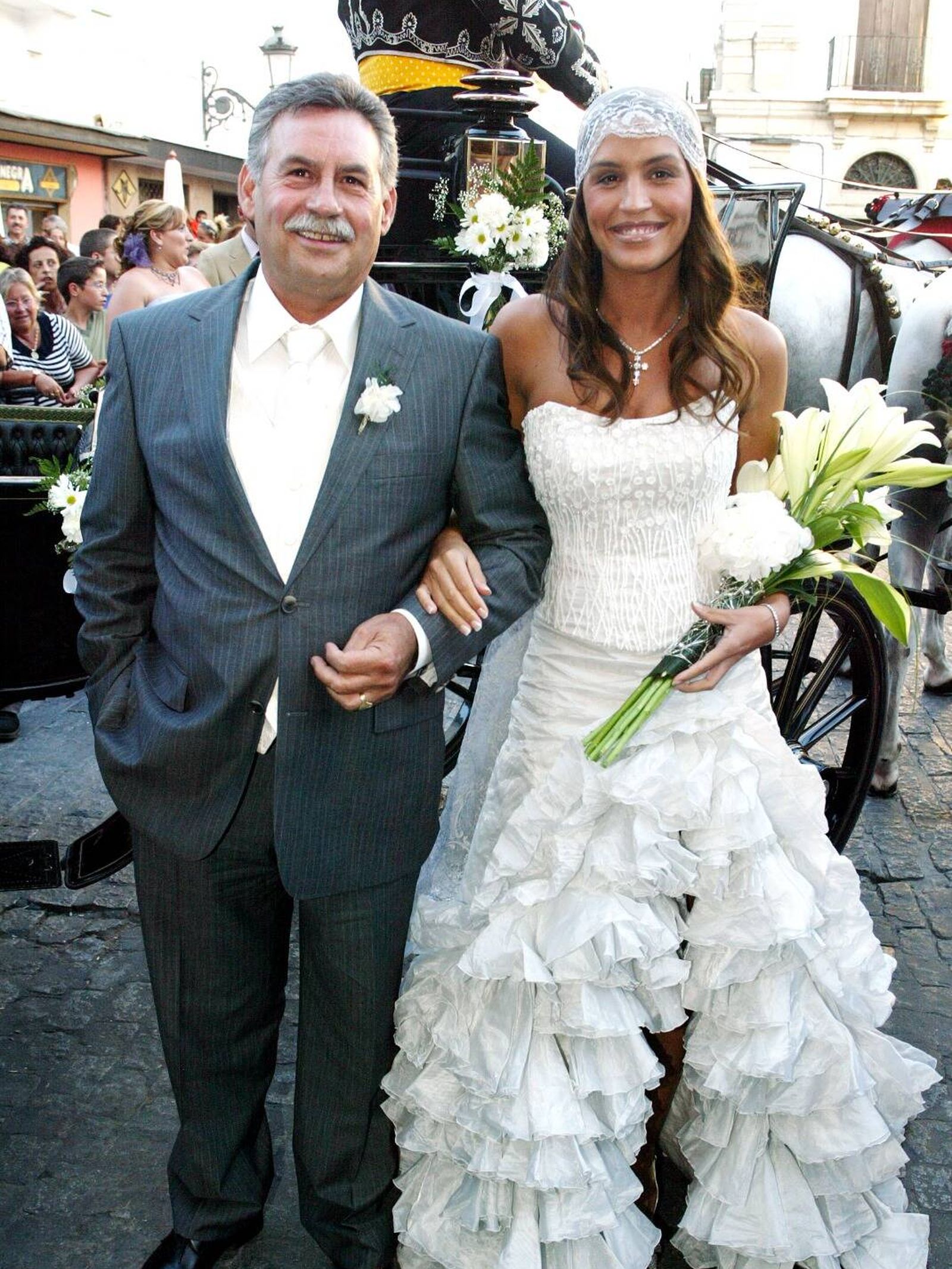 Susana, llegando a su boda con un vestido lleno de volantes. (Gtres)