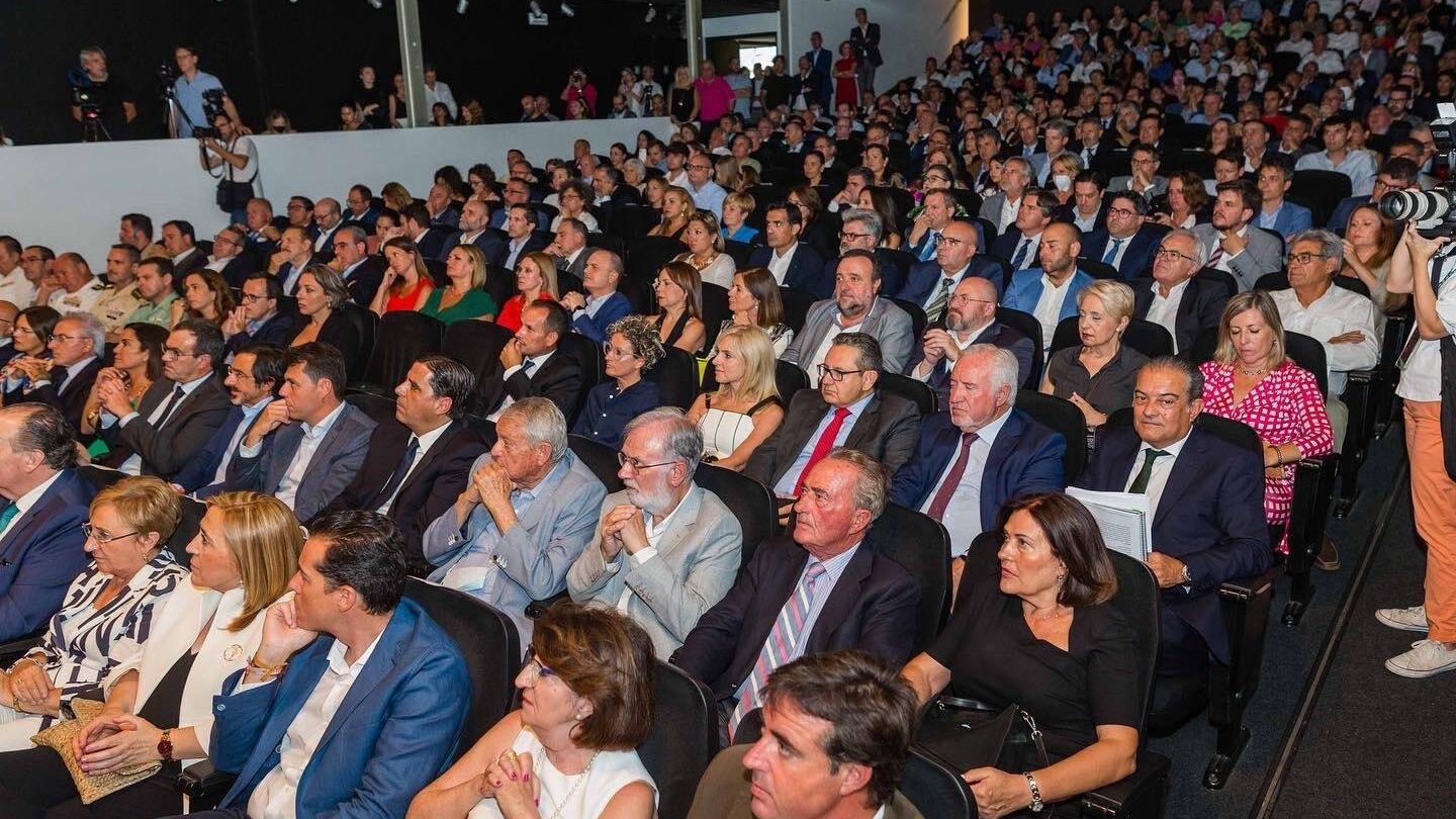 Baño llenó el auditorio del Centro de Congresos de Elche. (Cámara de Comercio de Alicante)