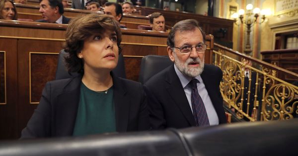 Foto: El presidente del Gobierno, Mariano Rajoy, y la vicepresidenta, Soraya Sáenz de Santamaría. (Reuters)
