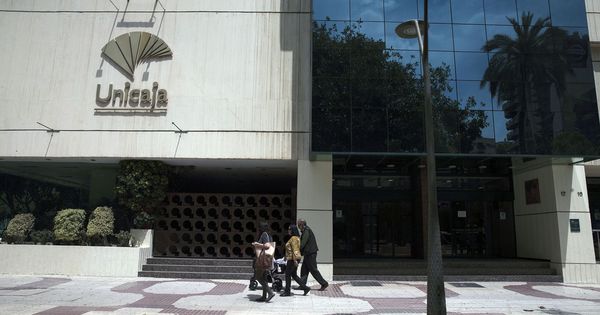 Foto: Fachada de la sede central de Unicaja en Málaga. (Efe) 