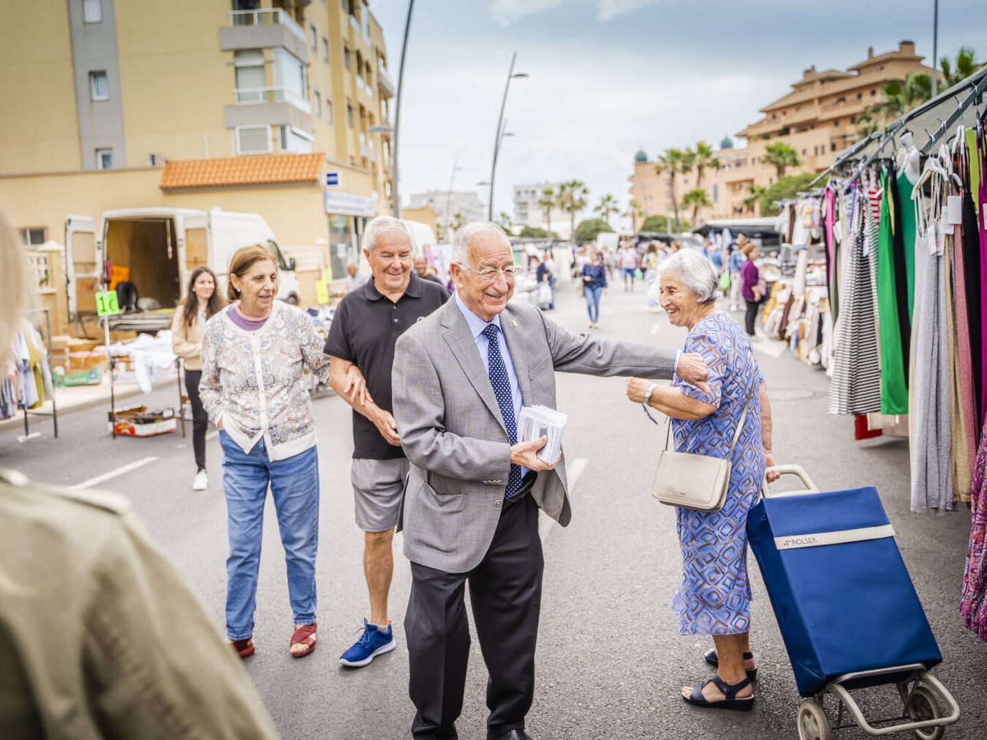 Gabriel Amat saluda a una vecina en una de las calles de Roquetas de Mar. 
