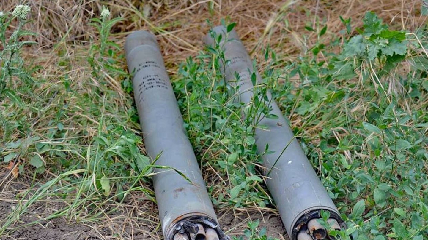 Dos misiles S-8 hallados en las inmediaciones de la zona residencial de Pavlopil. (F.B)
