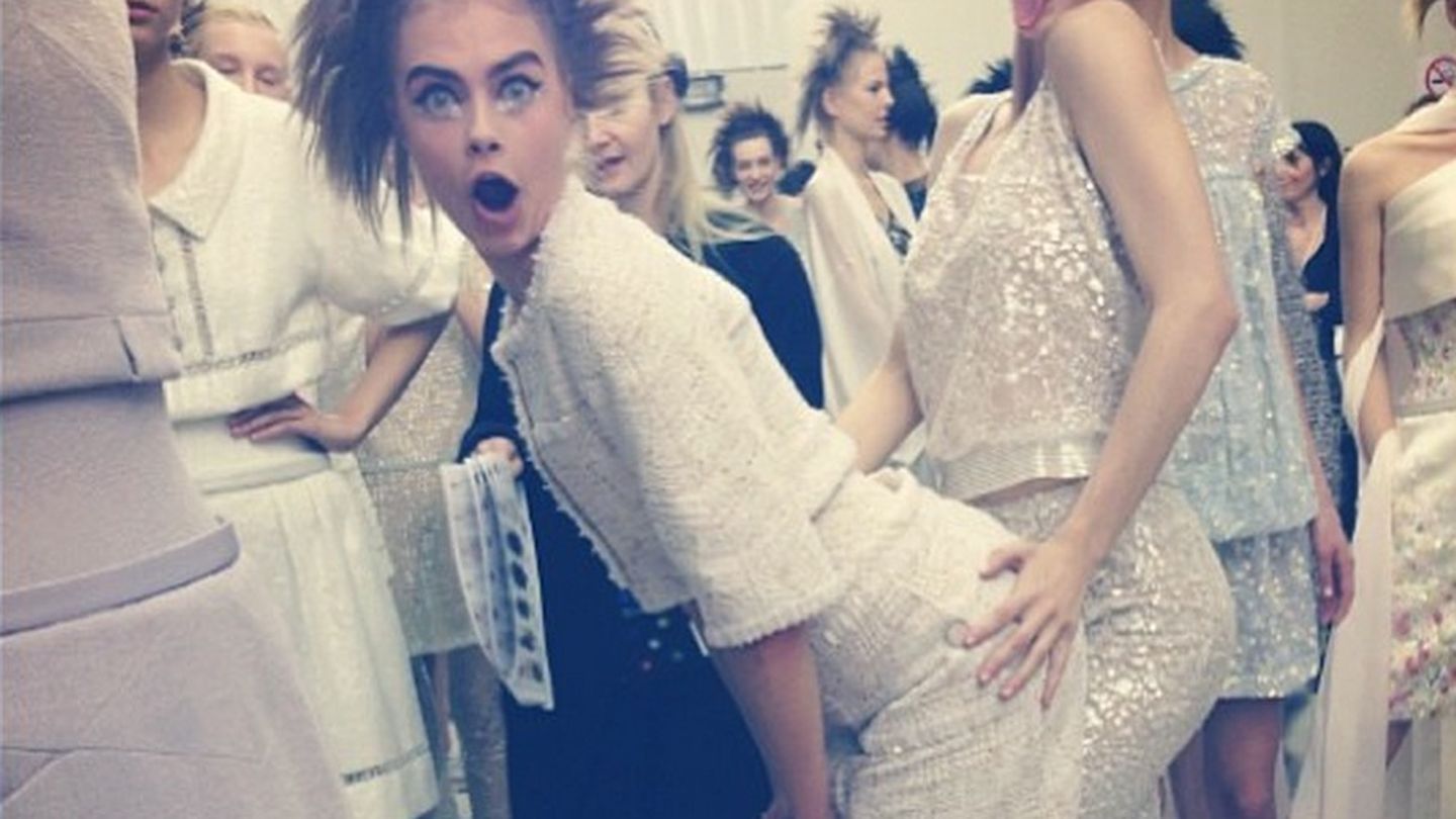 Cara Delevingne practica 'twerking' en el backstage de Chanel (Foto: Instagram)