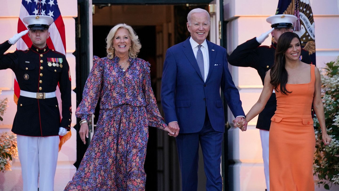 Joe Biden, Eva Longoria y la primera dama. (Reuters/Sarah Silbiger)