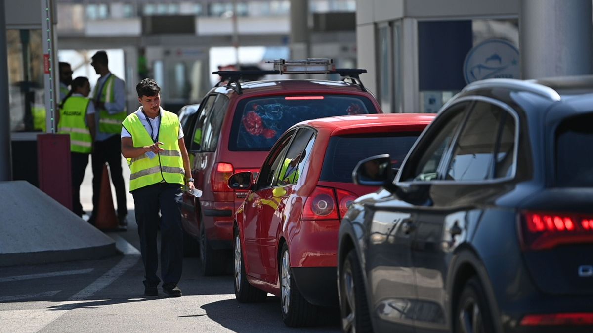 Policías en prácticas para cubrir los puestos que nadie quiere del dispositivo migratorio "más grande de Europa"