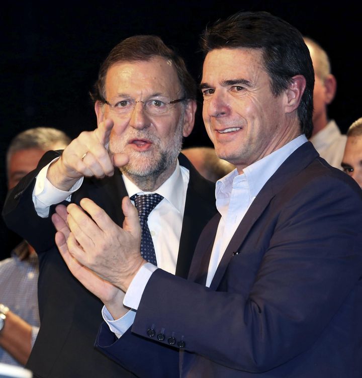Mariano Rajoy y José Manuel Soria, en un mitin en Las Palmas. (EFE)