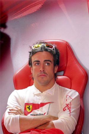 Alonso funciona a otro ritmo: capaz de mirar los escaparates mientras disputa el GP de Mónaco