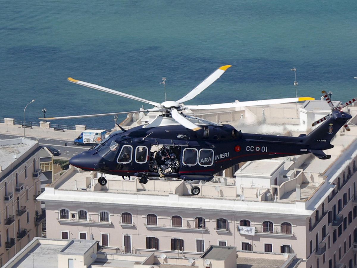 Foto: Foto de archivo de un helicóptero de los Carabinieri. (Epa Giuseppe Lami/EFE)