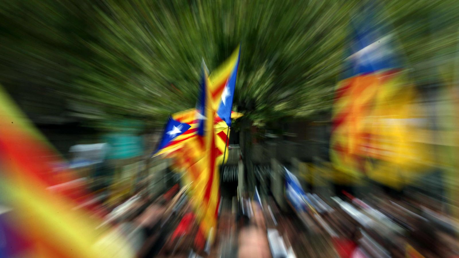 Foto: Banderas independentistas en la Meridiana de Barcelona. (EFE)