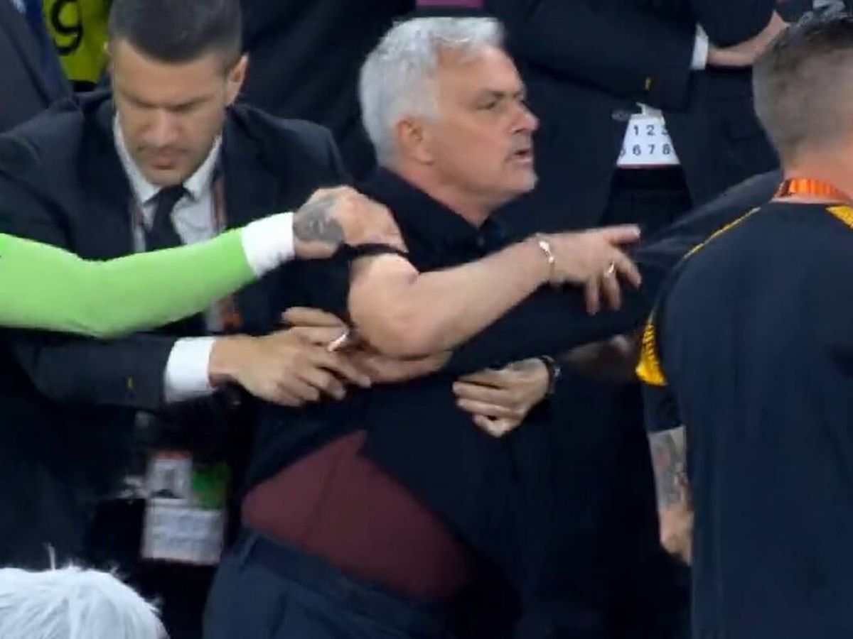 Foto: José Mourinho, sujetado por los miembros del banquillo de la Roma.