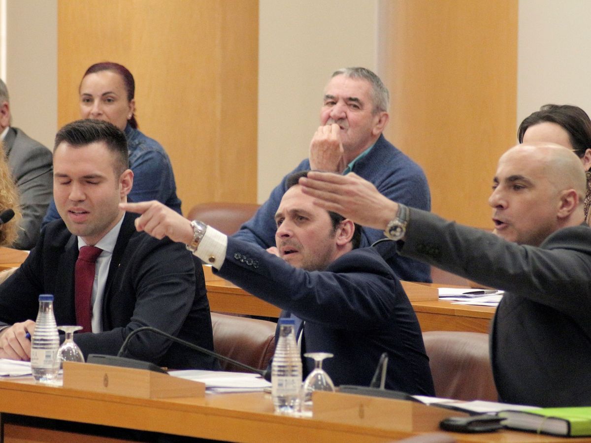 Foto: Momento del Pleno de la Asamblea de Ceuta suspendido por el enfrentamiento entre los diputados de Vox y los de Coalición Caballas. (EFE)