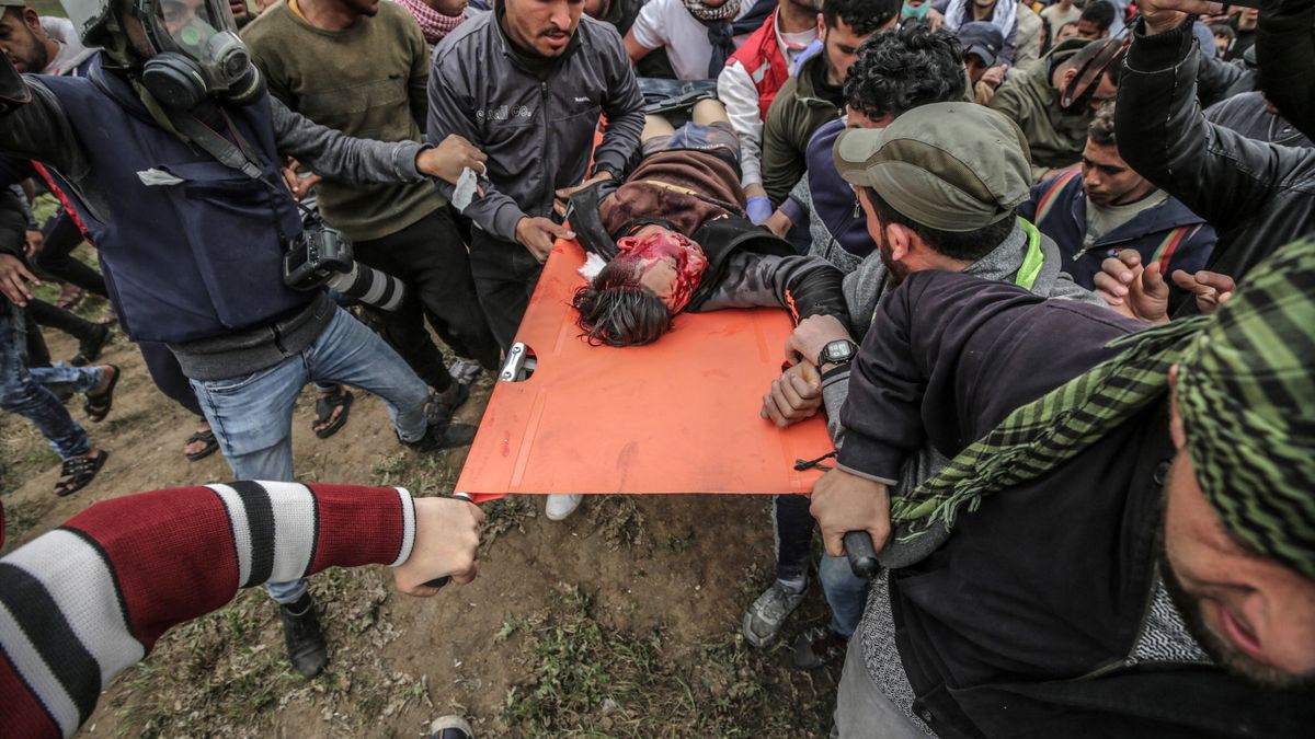 Mueren tres palestinos por disparos israelíes en la multitudinaria protesta en Gaza