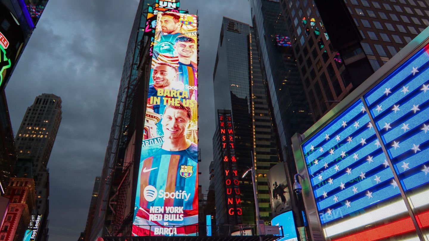 Cartel publicitario, en pleno Times Square, del Barça vs New York Red Bulls de 2022. (EFE)