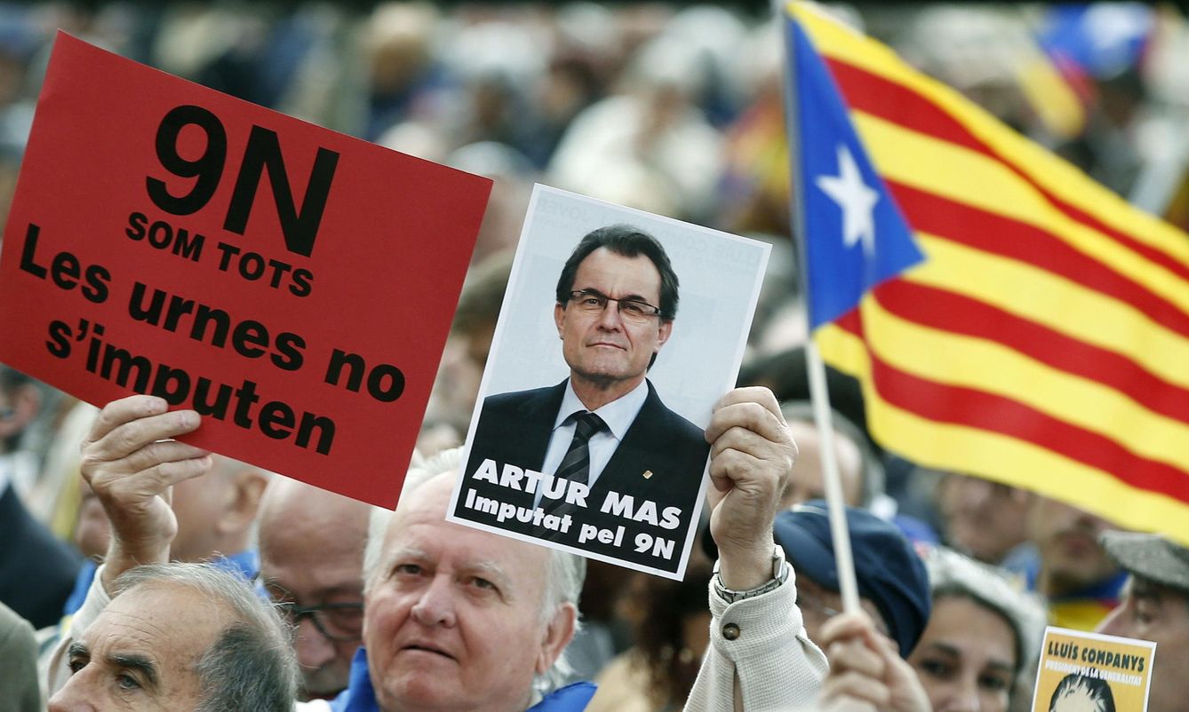 Manifestantes por la independencia de Cataluña sostienen el retrato de Artur Mas. (EFE)