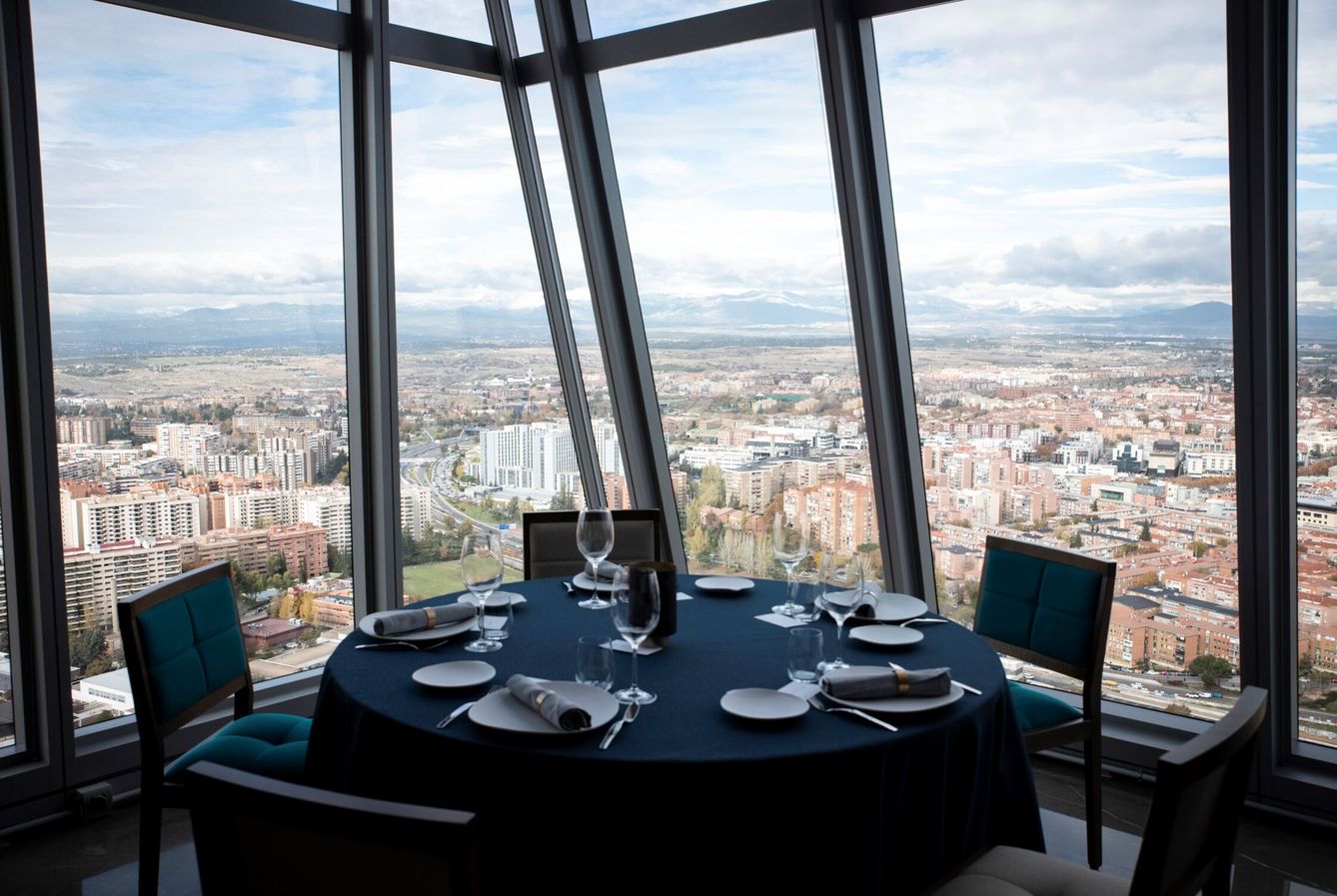 Vistas desde el Élkar, el restaurante situado a mayor altura de España, en la planta 33 de Torre Emperador.