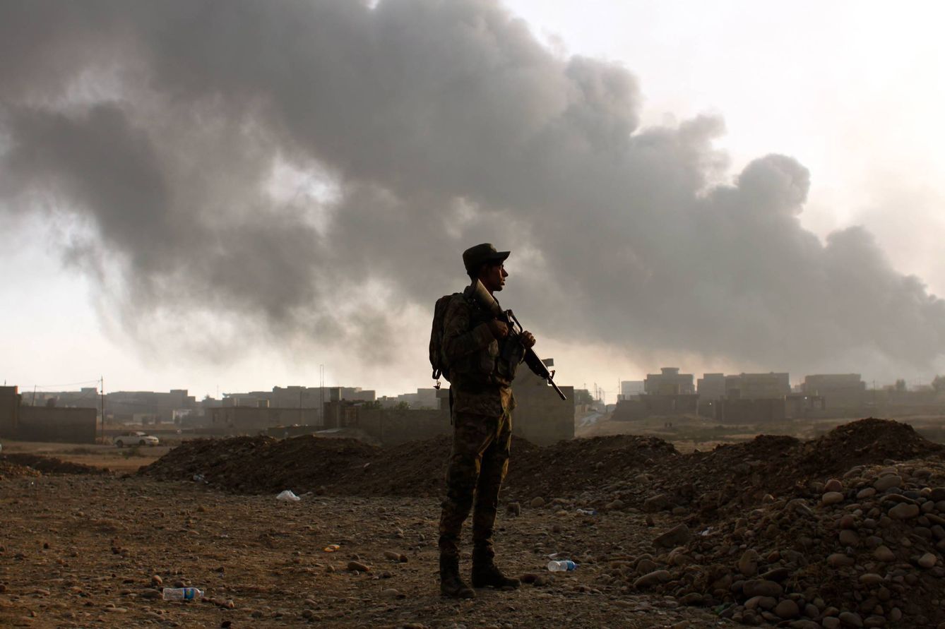 Columnas de humo vistas desde el último puesto de control del frente de Al Qayara (E. Bonet)