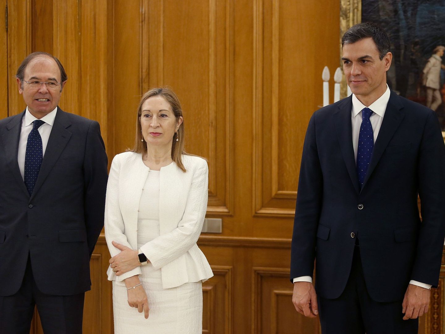 Los presidentes de Congreso y Senado, Ana Pastor y Pío García-Escudero, junto con el presidente del Gobierno, Pedro Sánchez, este 7 de junio en la Zarzuela. (EFE)