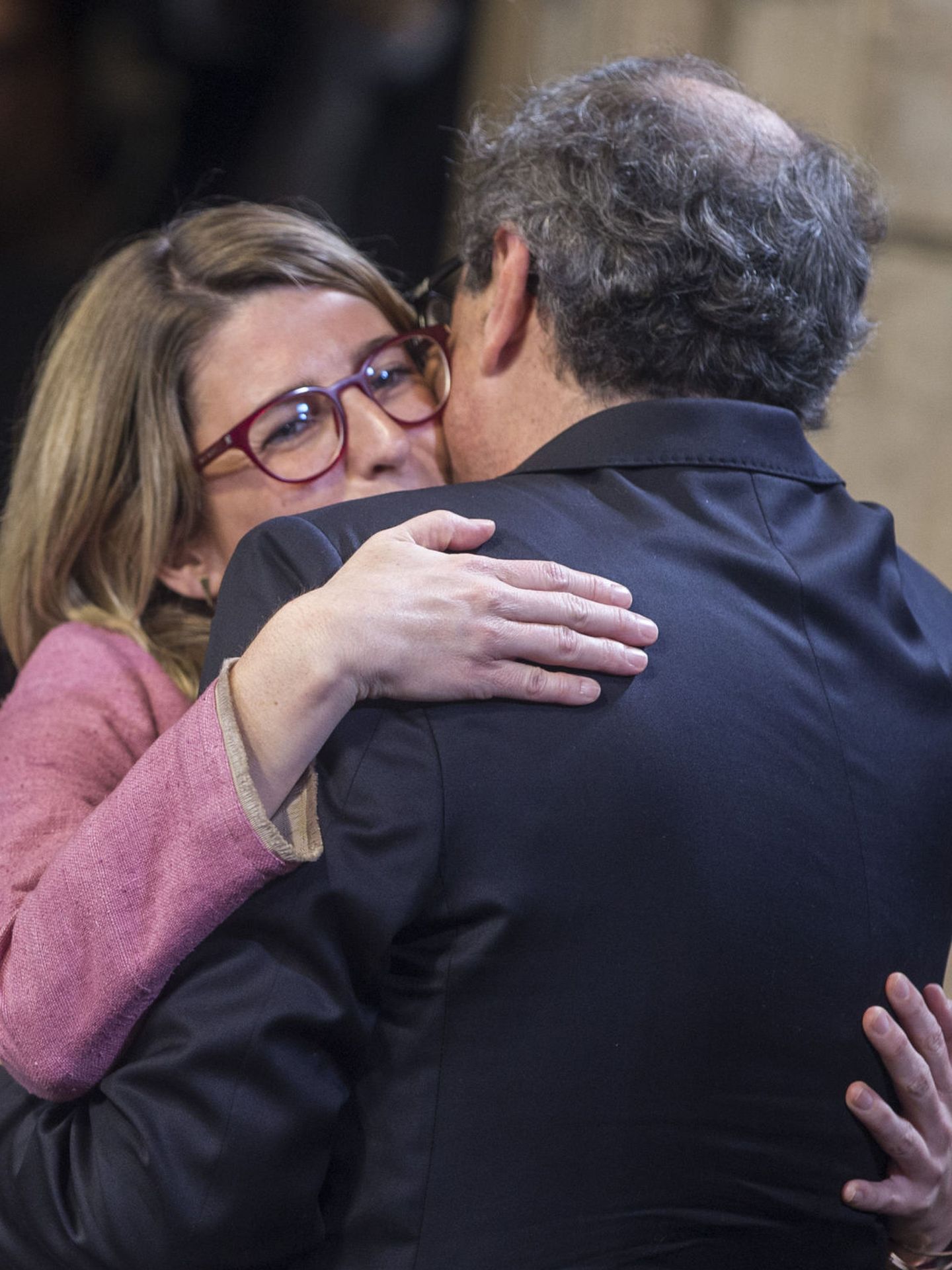 Elsa Artadi se abraza al 'president' Quim Torra. (EFE)