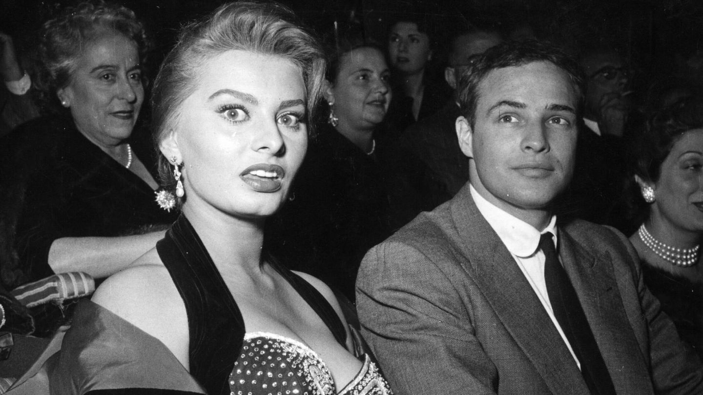 El actor, junto a Sophia Loren. (Getty)