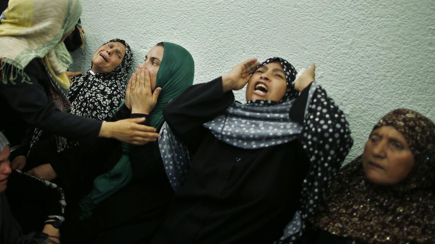 Familiares de las víctimas del bombardeo. (Reuters)
