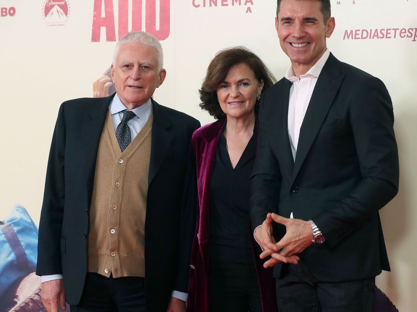 Paolo Vasile, con la ministra Carmen Calvo y Jesús Vázquez, el pasado martes, en el estreno de 'Adú'.