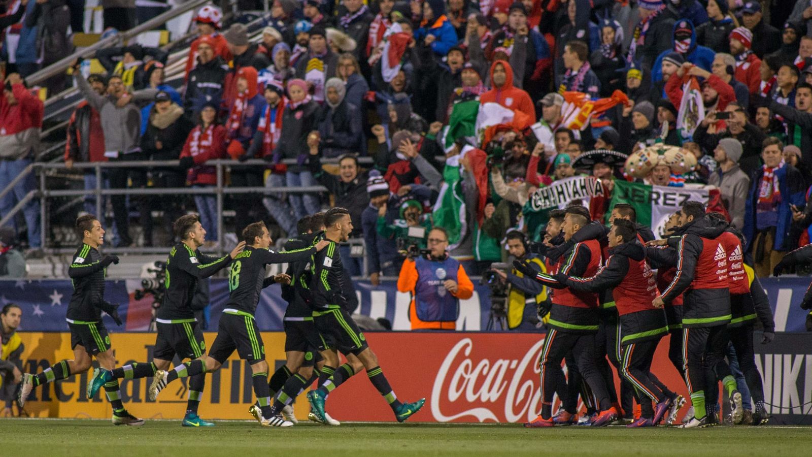 Foto: Los mexicanos celebran el gol de la victoria ante Estados Unidos. (EFE)