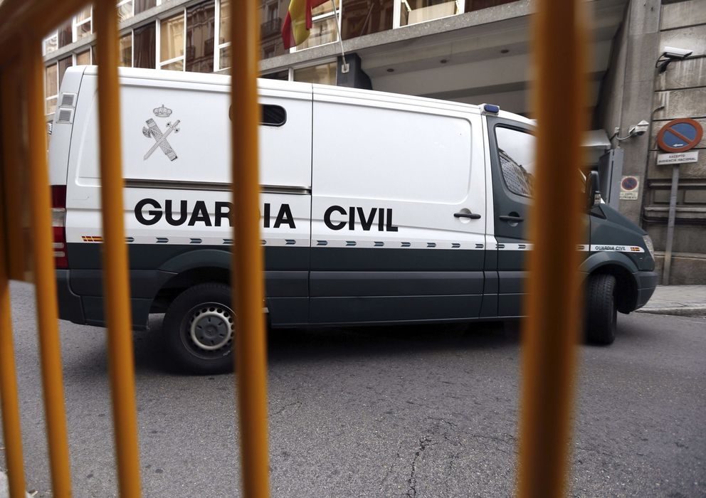 Foto: Llegada a la Audiencia Nacional procedente de Alicante del furgón de la Guardia Civil que ha trasladado a Madrid a las cinco personas detenidas de la CAM (EFE)