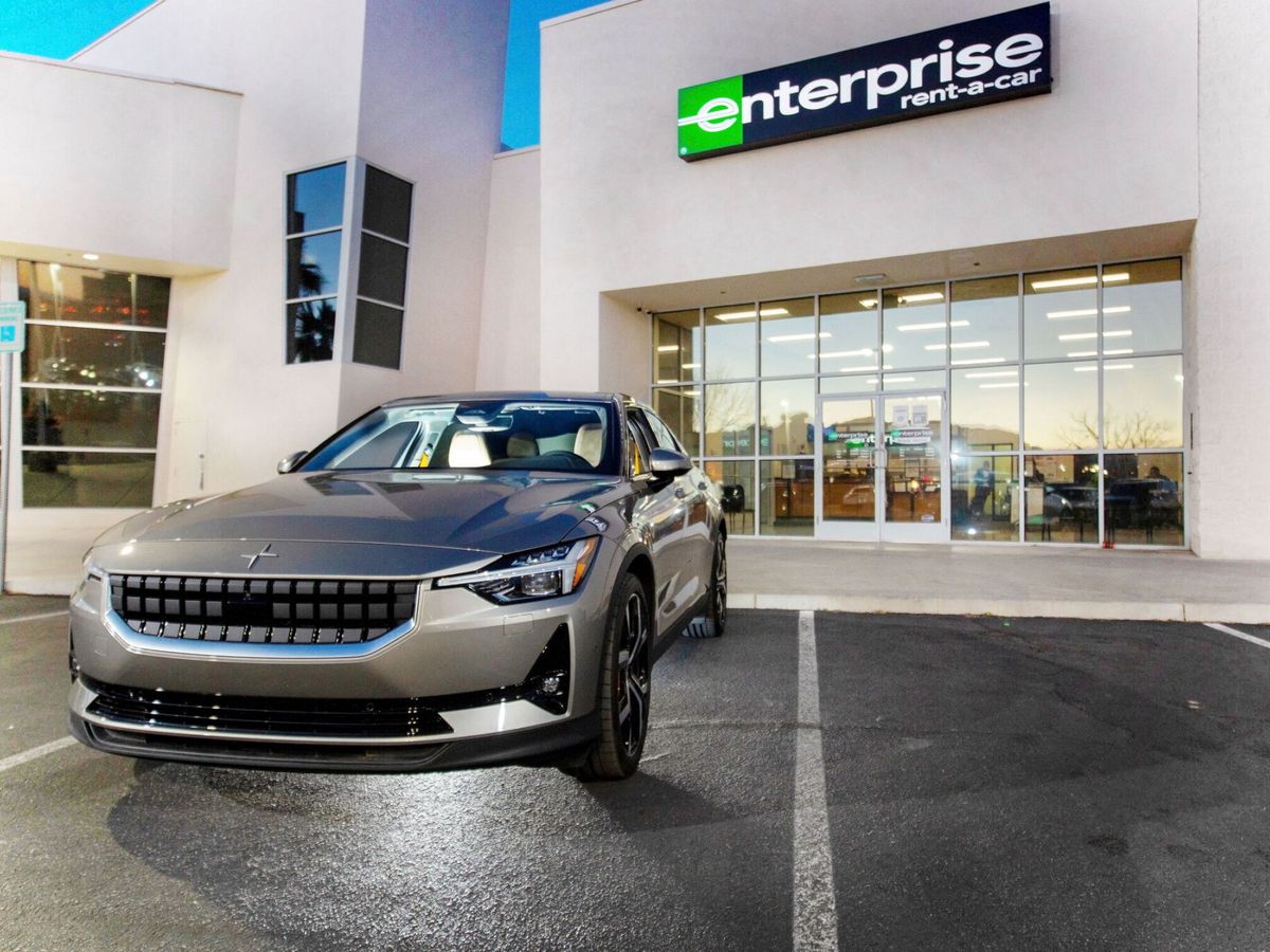 Foto: Un coche eléctrico frente a un concesionario de 'rent a car' en Las Vegas. (Reuters/Enterprise Holdings Handout)